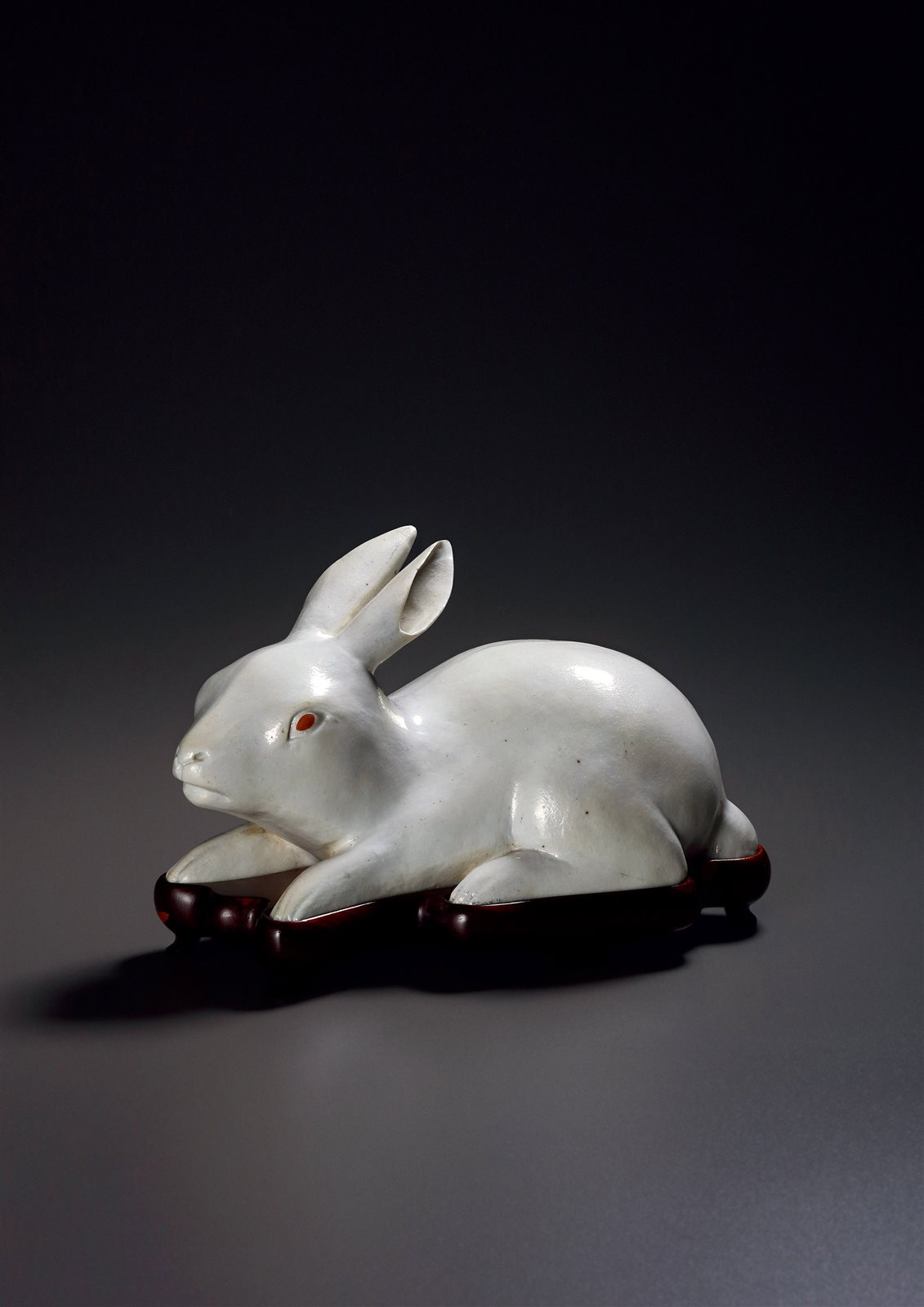 清十八世紀 雕瓷玉兔擺件(帶座)