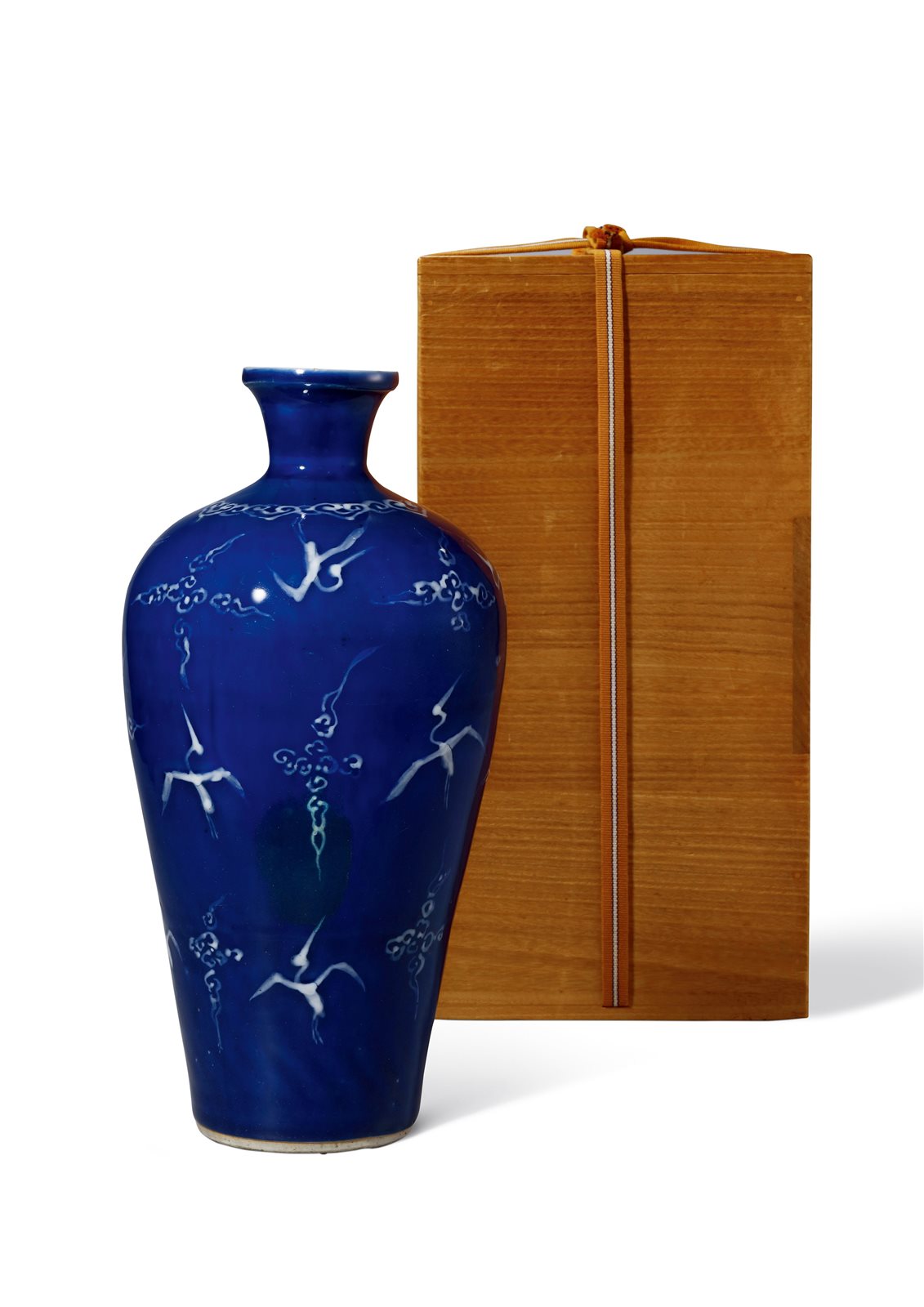 明萬曆 霁藍釉堆白雲鶴紋盤口梅瓶