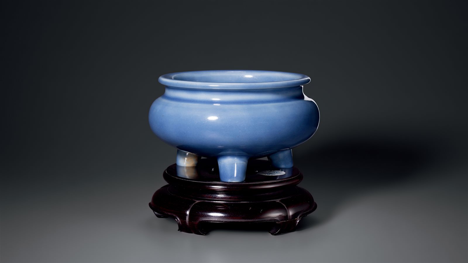 清十八世紀 天藍釉三足爐