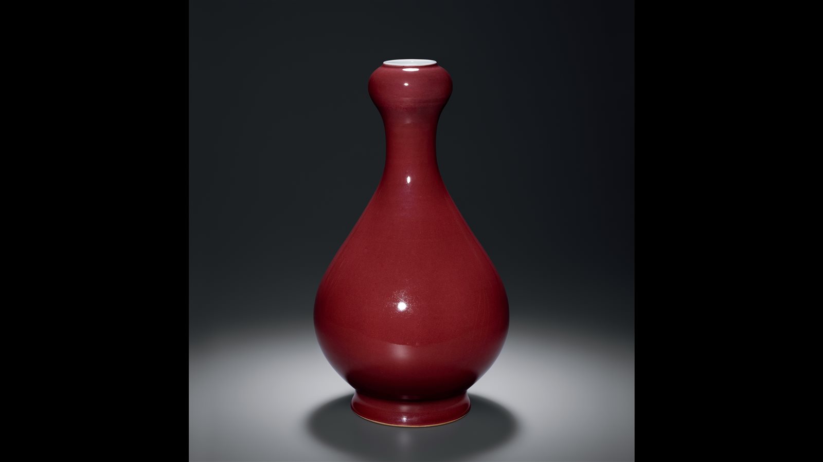 清乾隆 霁紅釉蒜頭瓶