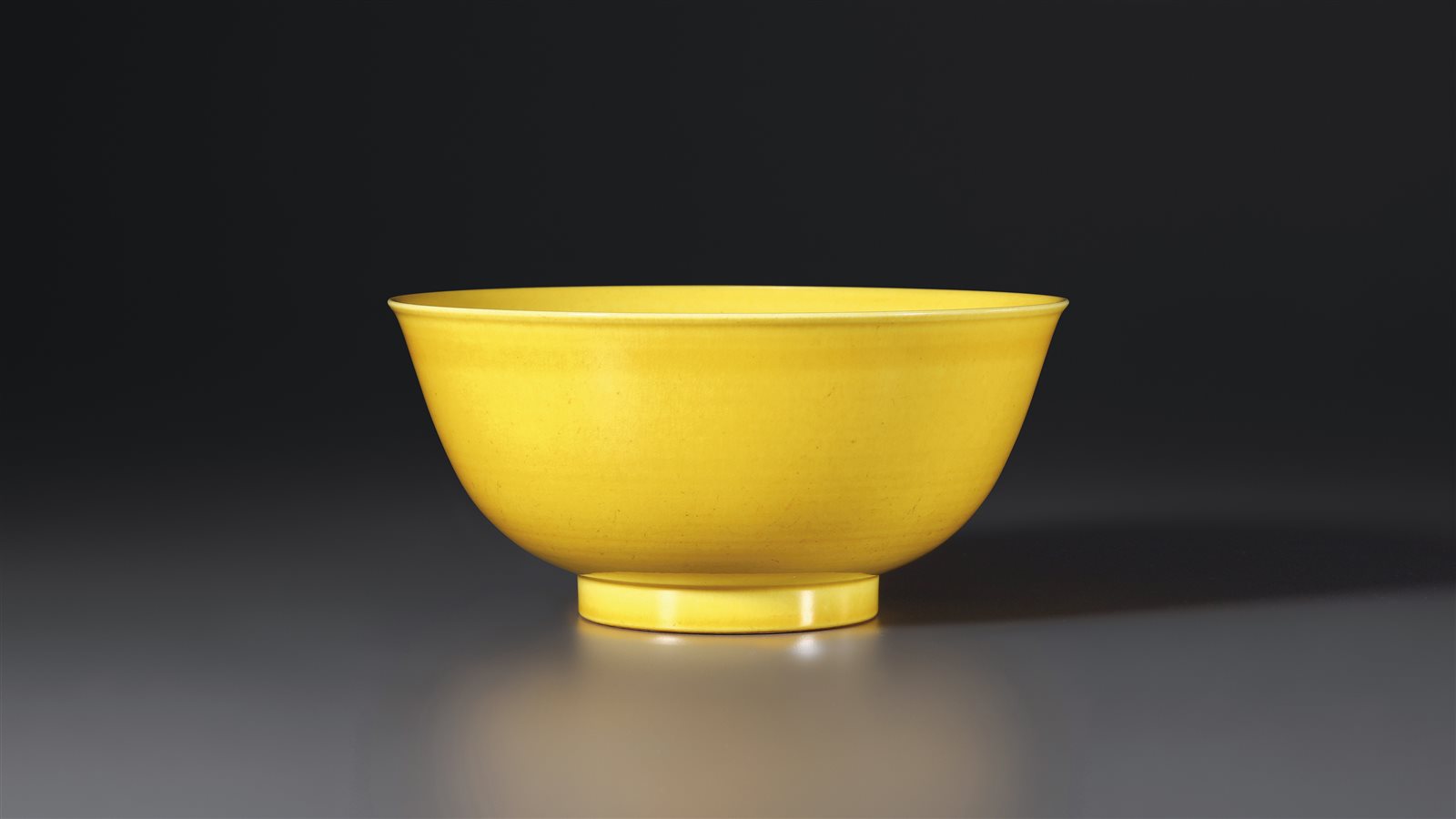 清乾隆 嬌黃釉碗